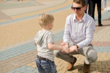 Küçük bir bebek babası ile eğleniyor