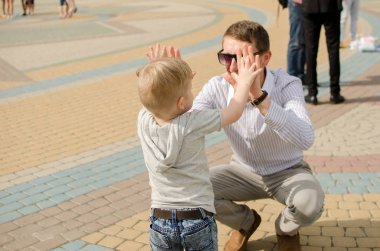 Küçük bir bebek babası ile eğleniyor