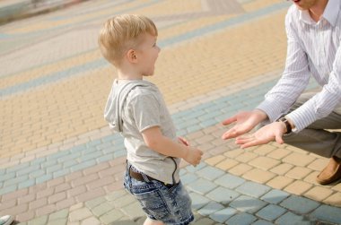 Küçük bir bebek babası ile eğleniyor