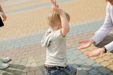 Küçük bir bebek babası ile eğleniyor