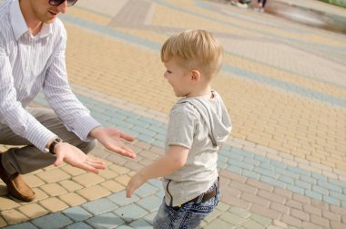 Küçük bir bebek babası ile eğleniyor