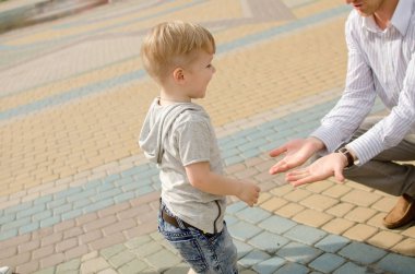 Küçük bir bebek babası ile eğleniyor