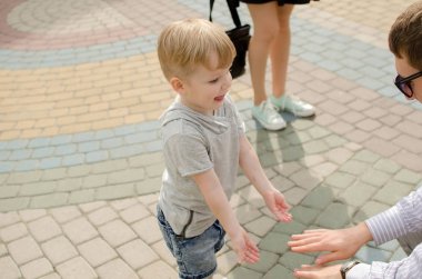 Küçük bir bebek babası ile eğleniyor