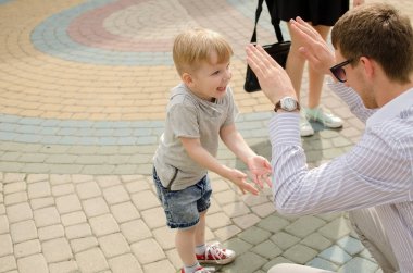 Küçük bir bebek babası ile eğleniyor
