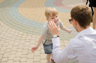 Küçük bir bebek babası ile eğleniyor