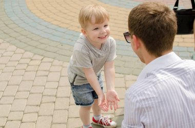 Küçük bir bebek babası ile eğleniyor