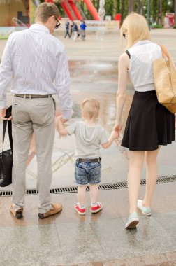 Genç aile parkta yürüyor