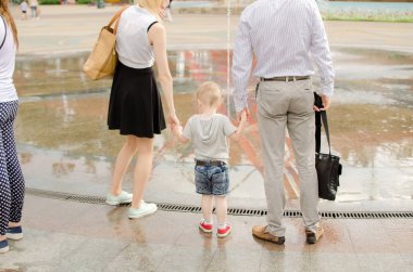 Genç aile parkta yürüyor
