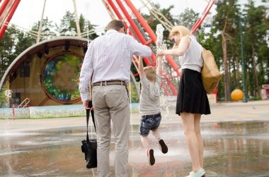 Genç aile parkta yürüyor