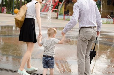 Genç aile parkta yürüyor