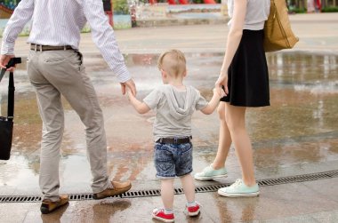Genç aile parkta yürüyor
