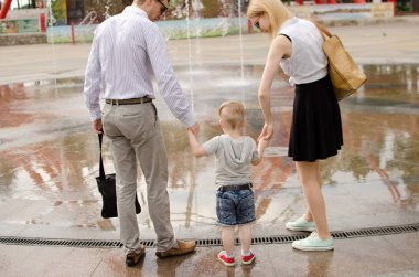 Genç aile parkta yürüyor