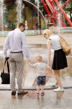 Genç aile parkta yürüyor