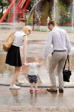 Genç aile parkta yürüyor