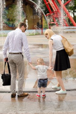 Genç aile parkta yürüyor