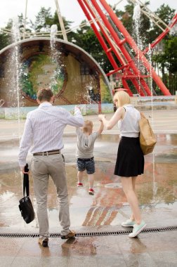 Genç aile parkta yürüyor