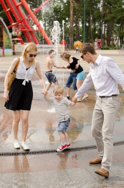 Genç aile parkta yürüyor