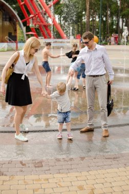 Genç aile parkta yürüyor