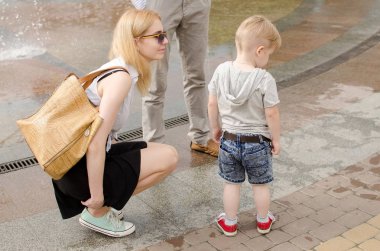 Genç aile parkta yürüyor