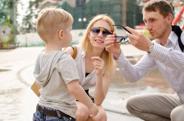 Genç aile parkta yürüyor