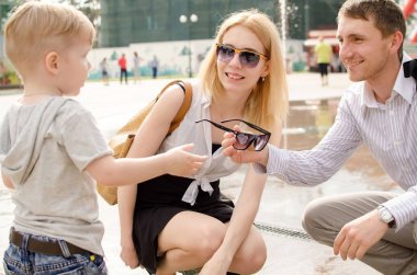 Genç aile parkta yürüyor