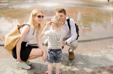 Genç aile parkta yürüyor