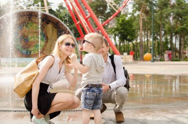 Genç aile parkta yürüyor