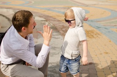 erkek bebek babası ile parkta yürüyor