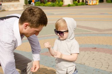 erkek bebek babası ile parkta yürüyor