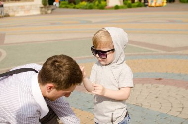 erkek bebek babası ile parkta yürüyor