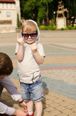 erkek bebek babası ile parkta yürüyor