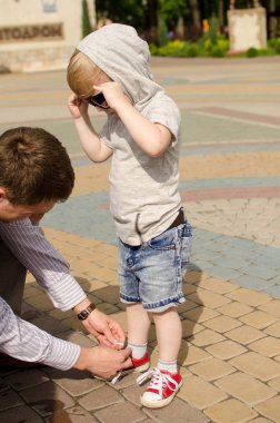 erkek bebek babası ile parkta yürüyor