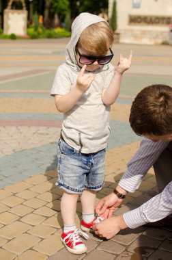erkek bebek babası ile parkta yürüyor
