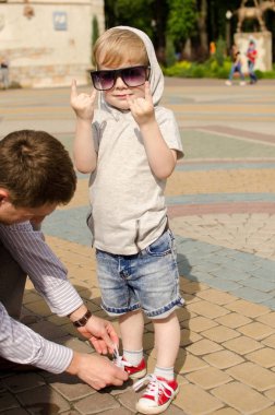 erkek bebek babası ile parkta yürüyor