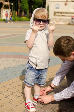 erkek bebek babası ile parkta yürüyor