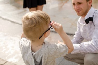erkek bebek babası ile parkta yürüyor