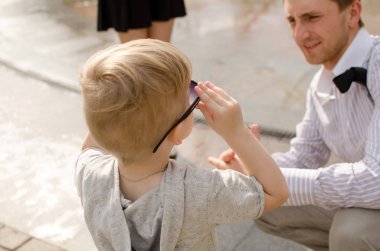 erkek bebek babası ile parkta yürüyor