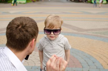 erkek bebek babası ile parkta yürüyor