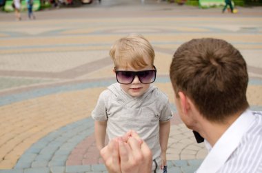 erkek bebek babası ile parkta yürüyor