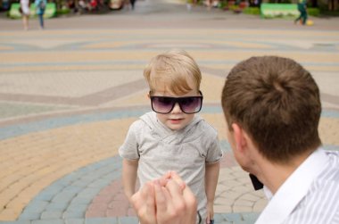 erkek bebek babası ile parkta yürüyor