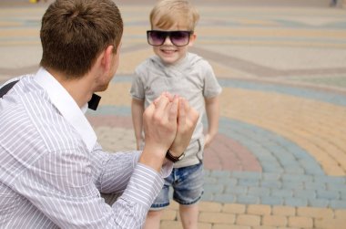 erkek bebek babası ile parkta yürüyor