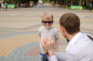 erkek bebek babası ile parkta yürüyor