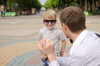 erkek bebek babası ile parkta yürüyor