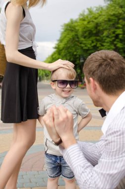 Genç aile parkta yürüyor