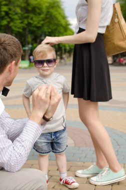 Genç aile parkta yürüyor