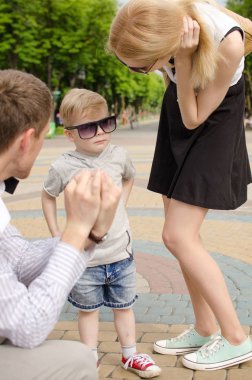 Genç aile parkta yürüyor