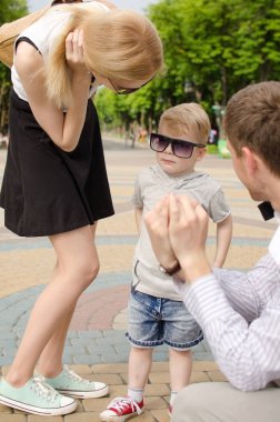 Genç aile parkta yürüyor