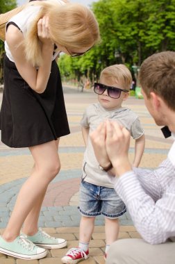 Genç aile parkta yürüyor