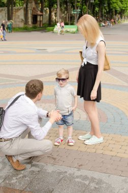 Genç aile parkta yürüyor