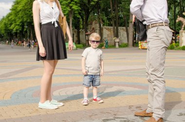 Genç aile parkta yürüyor